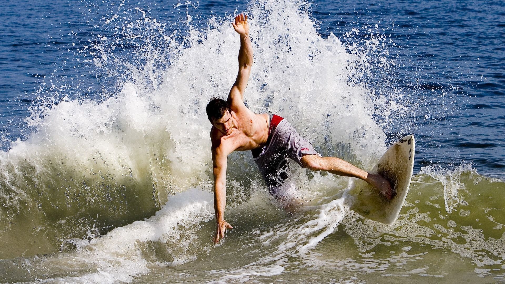 全黑队无情防守，保持比赛的高压节奏