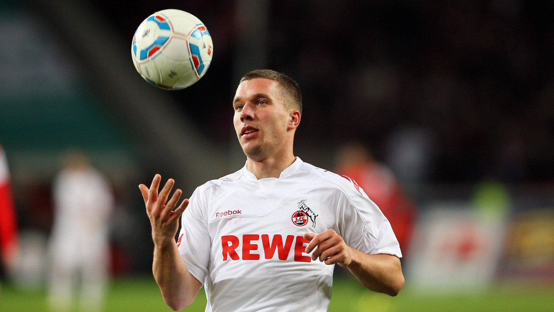 新一代足球裁判引入机器学习模型，判罚更智能公正，足球裁判机器人