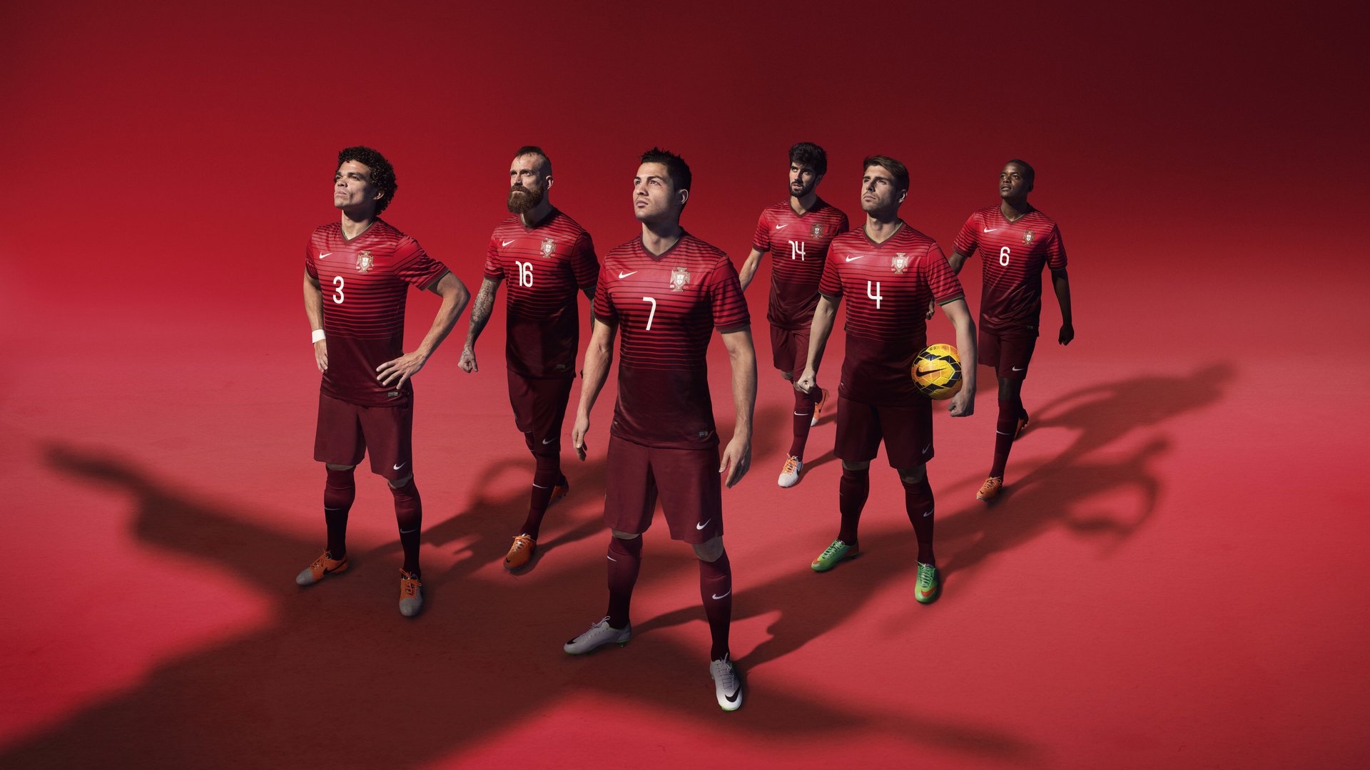 球迷自发制作横幅营造主场气势提升士气